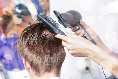 Güzellik salonları, bulanık ışıklar üzerinde genç adam