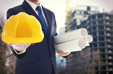 Planı üzerinde bulanık şantiye mühendisi