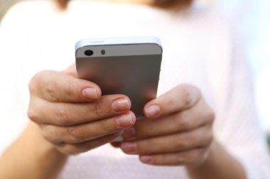 Akıllı telefon tutan kadın  