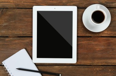 Dijital tablet fincan kahve ve defter ile 