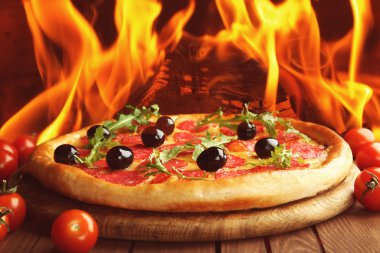 ahşap masa üstünde lezzetli pizza 