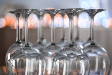 Kalkık ayaklı büyük kadehler