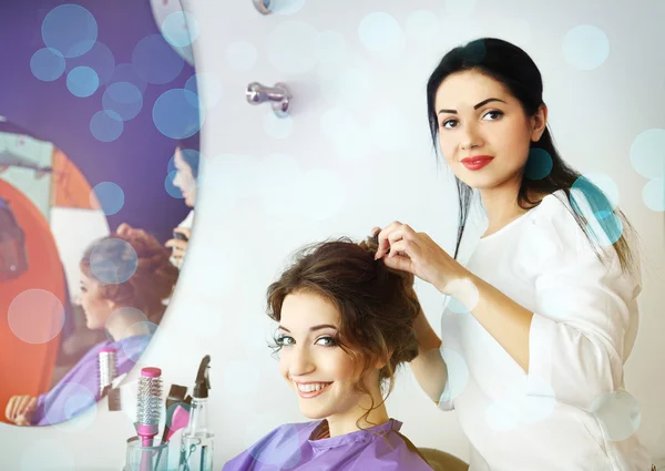 Jovem mulher cabeleireiro fazer penteado menina — Fotografia de Stock