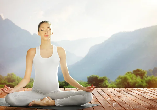 Vrouw doet yoga op aard — Stockfoto