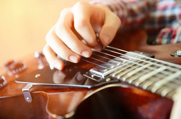 Jovem tocando guitarra — Fotografia de Stock