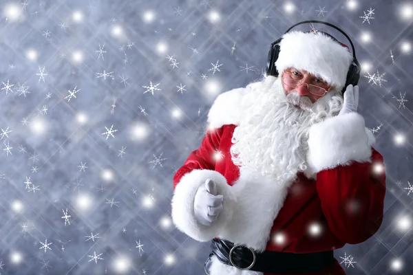 Noel Baba ile kulaklıklar — Stok fotoğraf