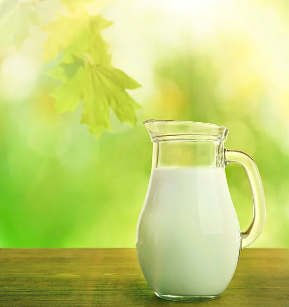 Čerstvé mléko v jar — Stock fotografie