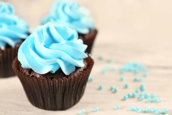 Cupcakes på träbord — Stockfoto