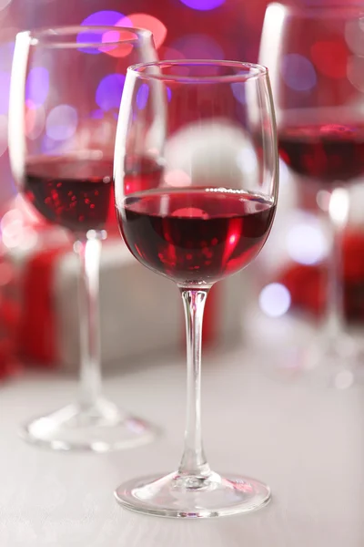 Gafas de vino con luces rojas borrosas —  Fotos de Stock