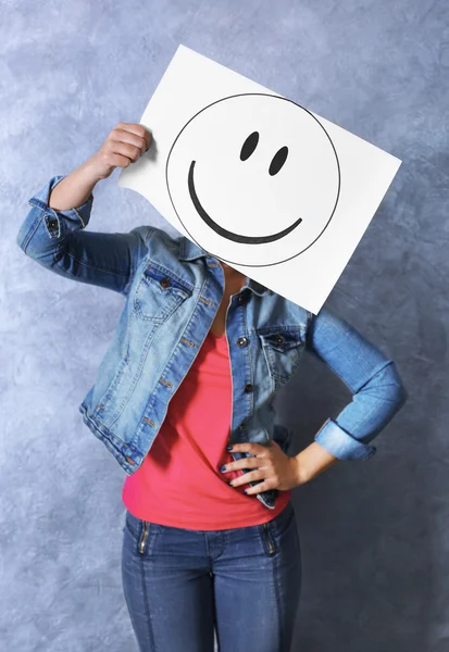 Mujer mostrando un emoticono feliz — Foto de Stock