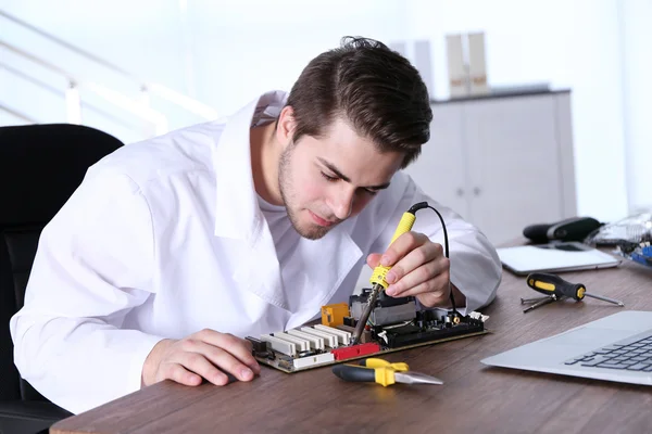 Mann repariert elektronische Schaltungen — Stockfoto