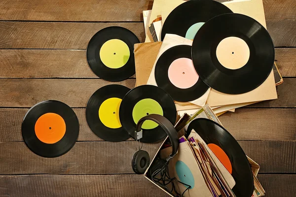 Disques vinyles et écouteurs sur table — Photo