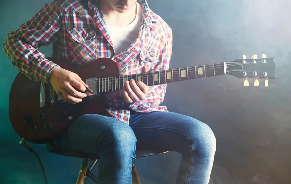 Νεαρός άνδρας που παίζει ηλεκτρική κιθάρα — Φωτογραφία Αρχείου