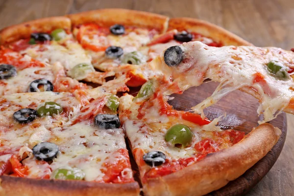 Pizza sajttal-fedélzeti — Stock Fotó