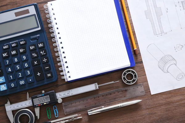 Cuaderno, calculadora y herramientas de ingeniería — Foto de Stock