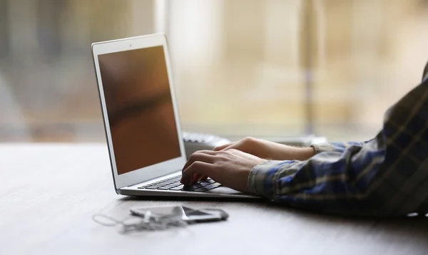 Handen met behulp van laptop — Stockfoto