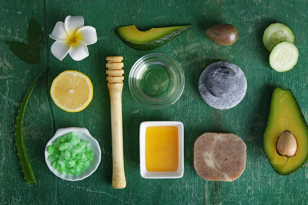 Avocado spa treatment — Stock Photo, Image