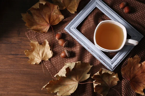 Tasse de thé avec décor d'automne — Photo