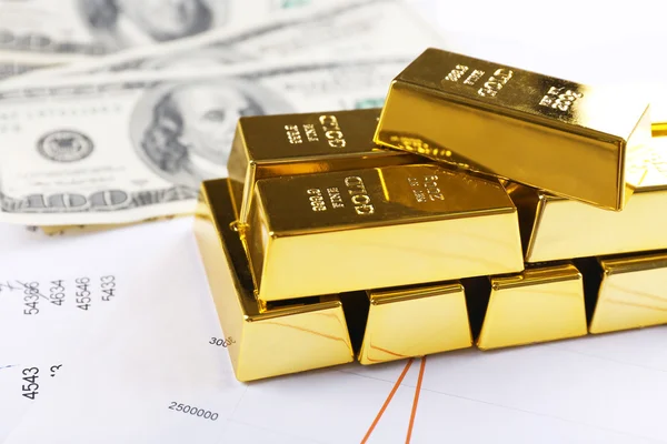 Goldbarren mit Dollarnoten — Stockfoto