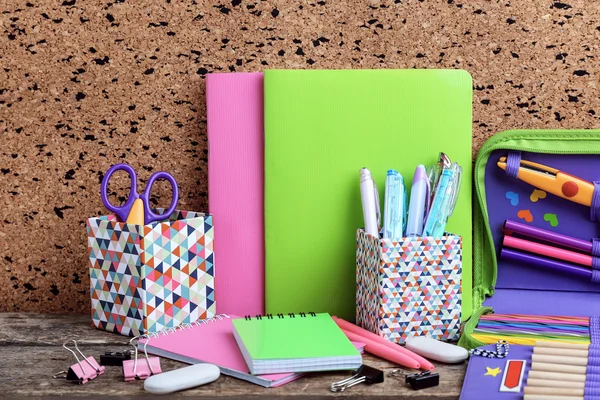 Papelaria sobre mesa de cortiça — Fotografia de Stock