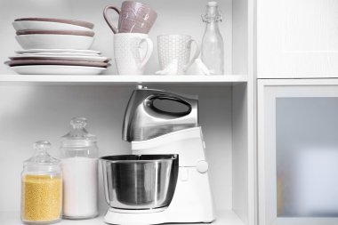 Sofra ve mutfak eşyası raflarda