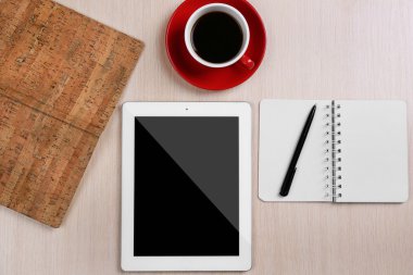 Fincan kahve ile tablet 