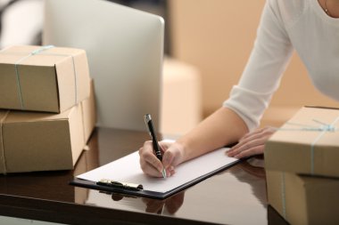 Kadın kağıtları imzalar 