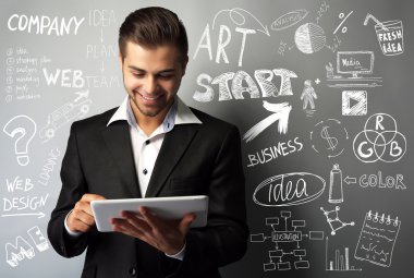 Yakışıklı işadamı holding tablet 