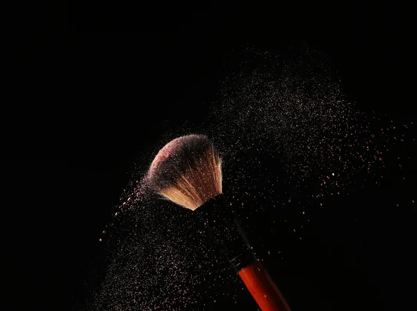 Maquillaje cepillo con polvo —  Fotos de Stock