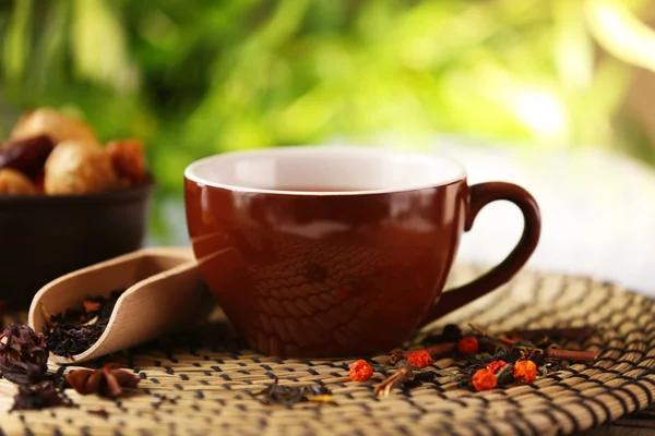 お茶とドライ フルーツのカップ — ストック写真