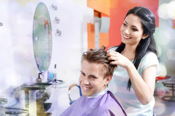 Jeune Homme Dans Salon Beauté Sur Des Lumières Floues — Photo