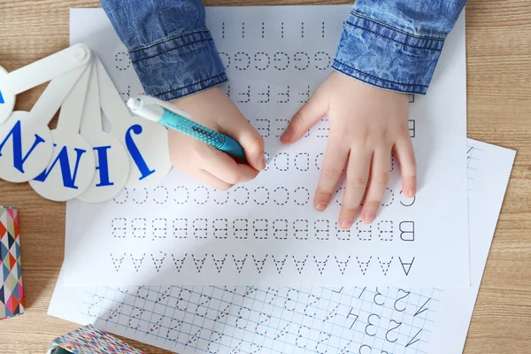 영어 쓰기를 학습 하는 어린 소녀 — 스톡 사진