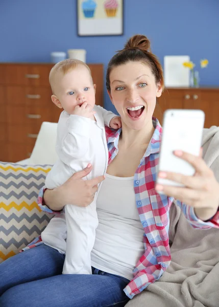 Figyelembe a selfie gyermekét anyja — Stock Fotó