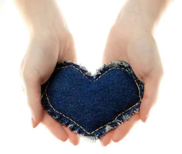 Coeur décoratif dans les mains féminines — Photo