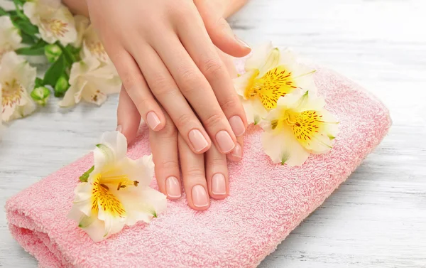 Mãos com bela manicura — Fotografia de Stock