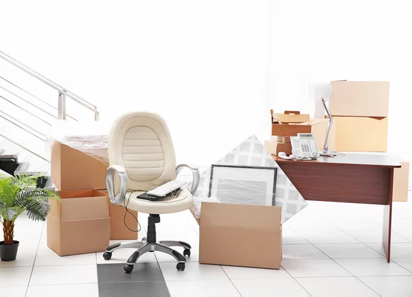 Unpacking cardboard boxes — Stock Photo, Image