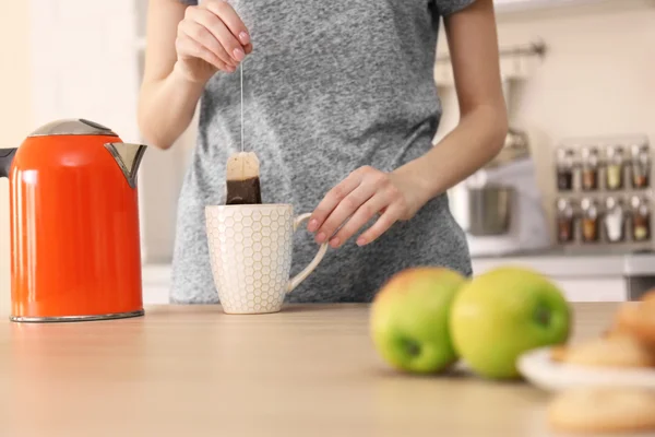 Mujer haciendo té — Foto de Stock