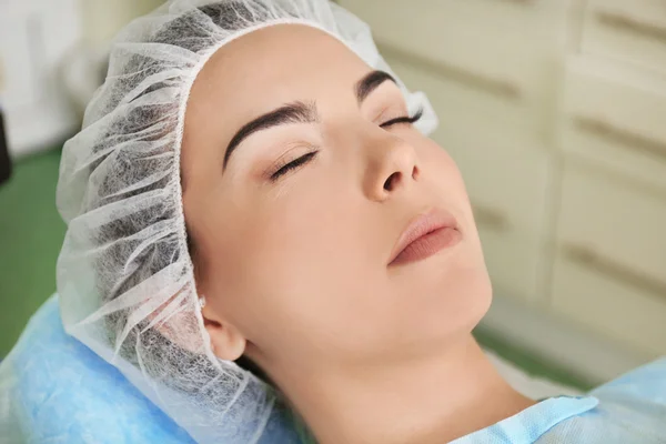 Mujer joven en el centro de cosmetología — Foto de Stock