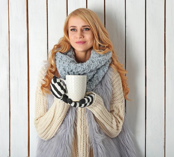 Winter portret van jonge vrouw — Stockfoto