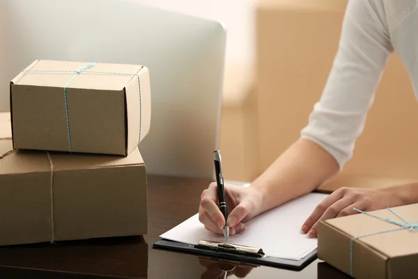 Mujer firma papeles — Foto de Stock