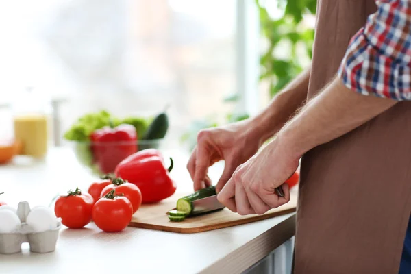 Hombre picando verduras —  Fotos de Stock