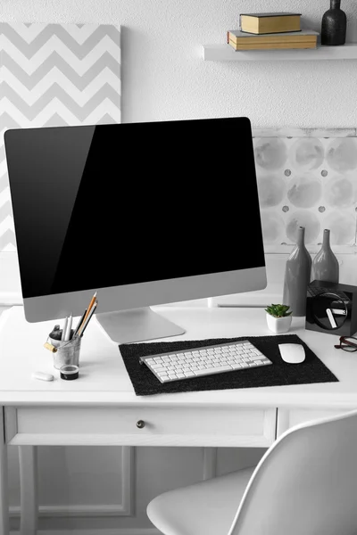 Moderna widescreen monitor — Stockfoto