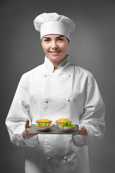 Profi-Koch hält Fruchtkuchen — Stockfoto