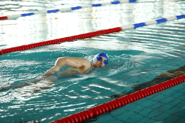 Desportivo jovem nadando — Fotografia de Stock