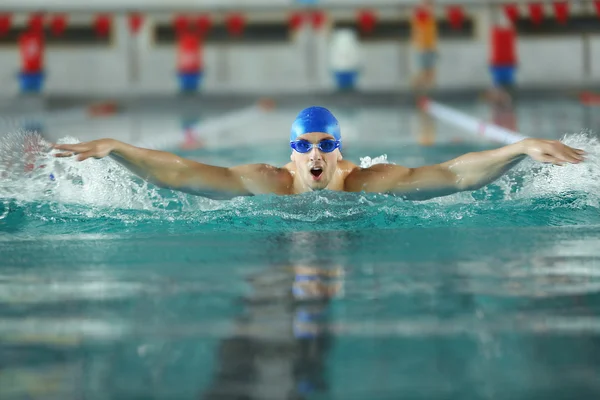 Desportivo jovem nadando — Fotografia de Stock