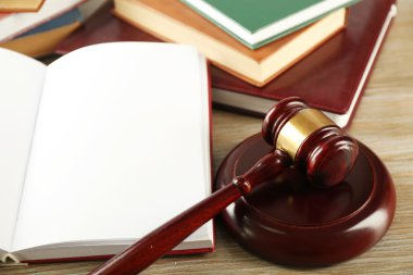 houten hamer en open boek