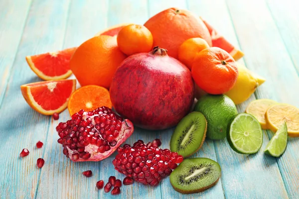 Composição suculenta de frutas tropicais — Fotografia de Stock