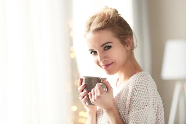 Chica sosteniendo taza de café — Foto de Stock