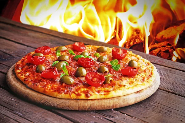 Leckere heiße Pizza — Stockfoto