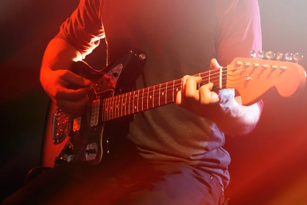 Ung man spela på gitarr — Stockfoto